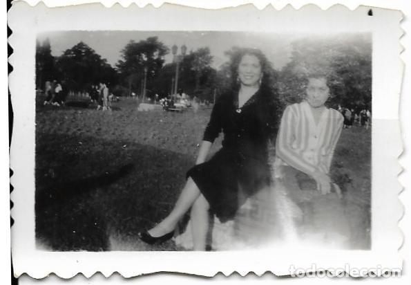 Fotograf&iacute;a antigua: == FP777 - FOTOGRAFIA PEQUE&Ntilde;O FORMATO - DOS AMIGAS - 7 X 5 CM.