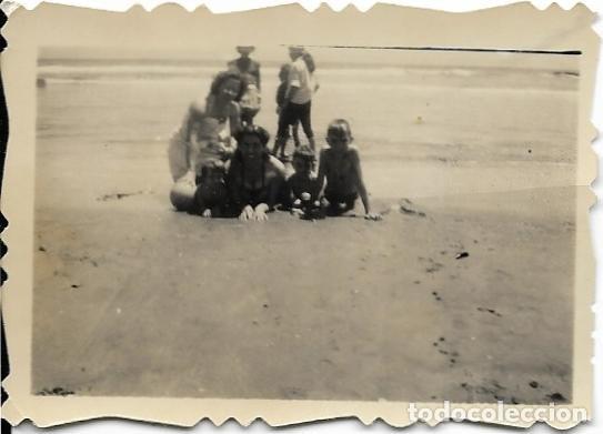 Fotograf&iacute;a antigua: == FP778 - FOTOGRAFIA PEQUE&Ntilde;O FORMATO - SE&Ntilde;ORA CON SUS NI&Ntilde;OS EN LA PLAYA - 6 X 5 CM.