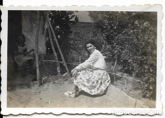 Fotograf&iacute;a antigua: == FP788 - FOTOGRAFIA PEQUE&Ntilde;O FORMATO - JOVEN SENTADA JUNTO A UN HUERTO - 1945 - 6,2 X 4,5 CM.