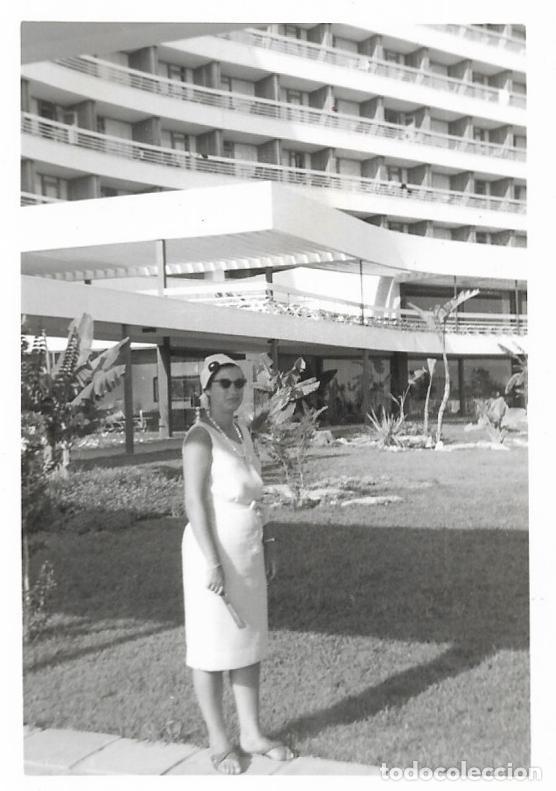Fotograf&iacute;a antigua: == MM818 - FOTOGRAFIA - SE&Ntilde;ORA DELANTE DE UN EDIFICIO