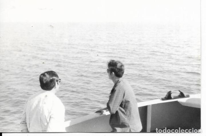 Fotografia antiga: == MM821 - FOTOGRAFIA - SE&Ntilde;ORES EN UNA BARCA