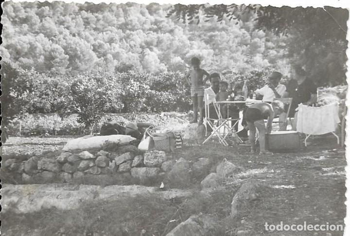 Fotografia antiga: == MM822 - FOTOGRAFIA - FAMILIA COMIENDO EN EL CAMPO