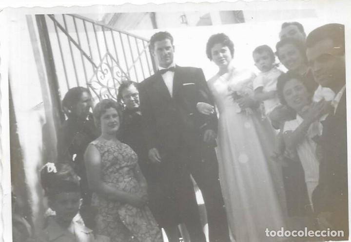 Fotografia antiga: == MM824 - FOTOGRAFIA - PAREJA DE NOVIOS CON SU FAMILIARES