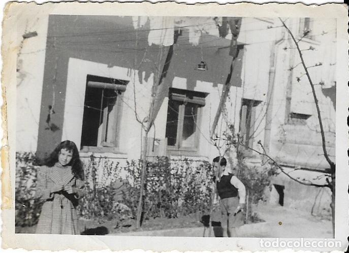 Fotografia antiga: == MM570 - FOTOGRAFIA - DOS JOVENCITOS JUNTO A UNA CASA