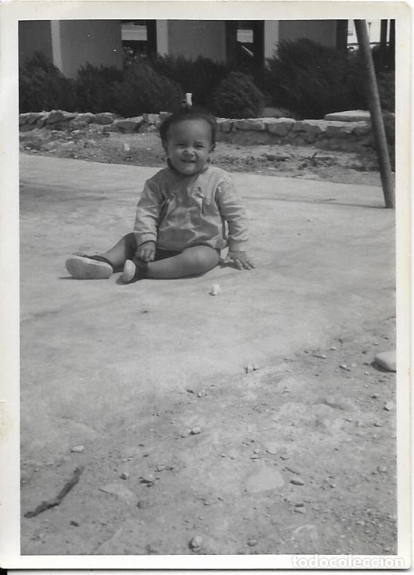 Fotografia antiga: == MM830 - FOTOGRAFIA - NI&Ntilde;ITO SENTADO EN EL SUELO