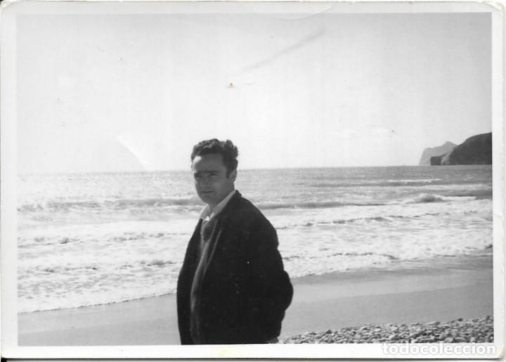 Fotografia antiga: == MM831 - FOTOGRAFIA - SE&Ntilde;OR JUNTO AL MAR