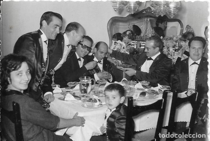 Fotografia antiga: == MM833 - FOTOGRAFIA - GRUPO DE AMIGOS EN UNA COMIDA - FALLAS 1965