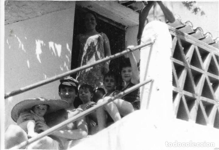 Fotografia antiga: == MM838 - FOTOGRAFIA - JOVENES SENTADOS EN UNA ESCALERA