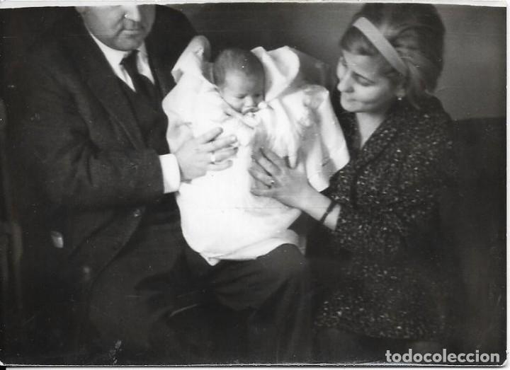 Fotografia antiga: == MM847 - FOTOGRAFIA - PAREJA CON UN BEB&Eacute;