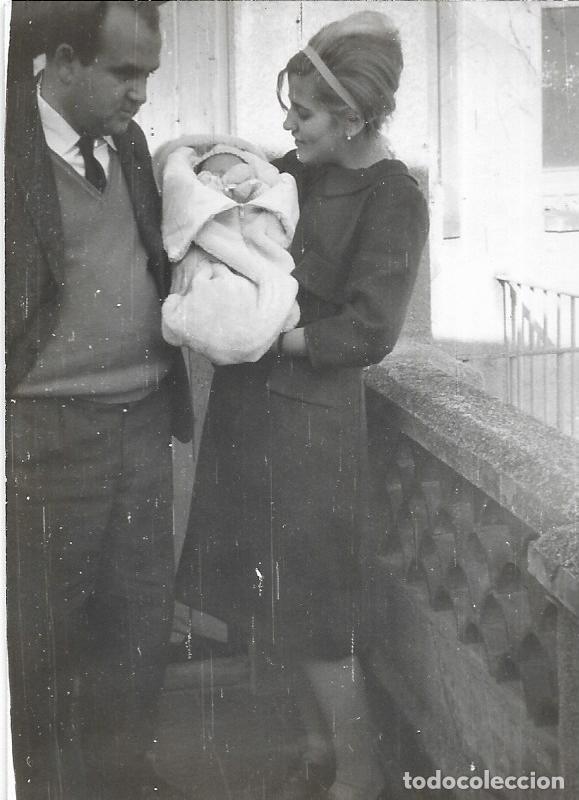 Fotografia antiga: == MM848 - FOTOGRAFIA - PAREJA CON UN BEB&Eacute;