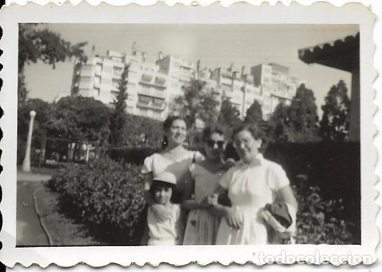 Fotografia antiga: == FP800 - FOTOGRAFIA PEQUE&Ntilde;O FORMATO - TRES AMIGAS CON UNA NI&Ntilde;A - 6,7 X 4,7 CM.