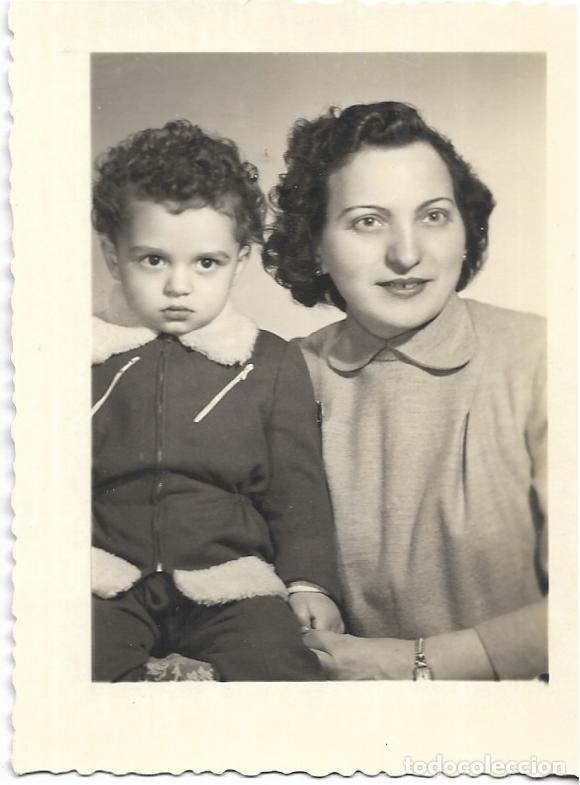 Fotografia antiga: :::: MM856 - FOTOGRAFIA - SE&Ntilde;ORA CON SU NI&Ntilde;O - 1958