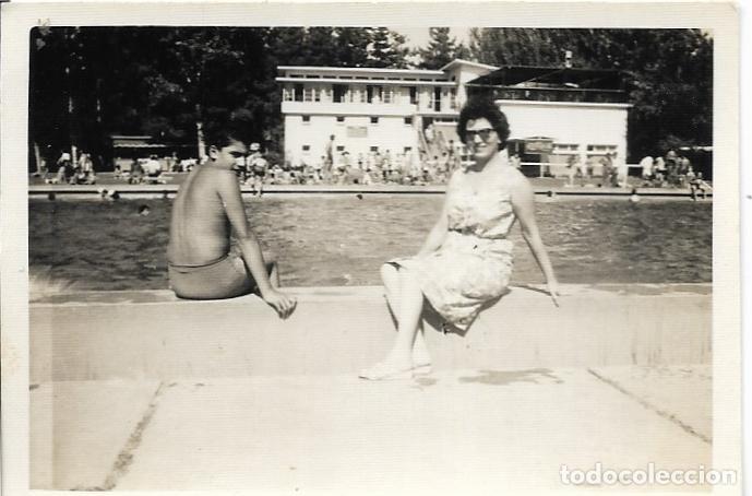 Fotografia antiga: == MM576 - FOTOGRAFIA - SE&Ntilde;ORA Y JOVENCITO JUNTO A UNA PISCINA