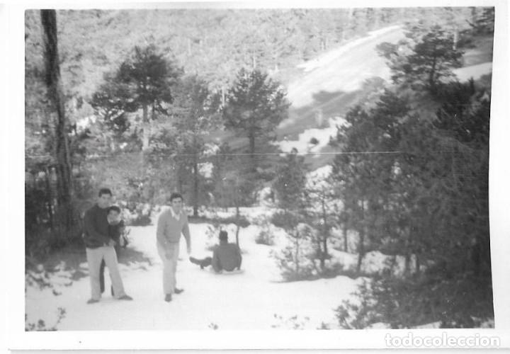 Fotografia antiga: == MM875 - FOTOGRAFIA - JOVENES JUGANDO EN LA NIEVE