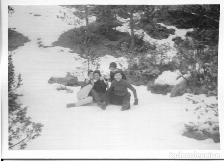 Fotografia antiga: == MM891 - FOTOGRAFIA - GRUPO DE AMIGOS EN UN PAISAJE NEVADO