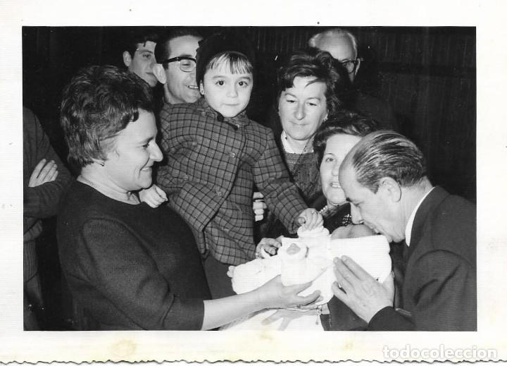 Fotografia antiga: *** P150 - FOTOGRAFIA - FAMILIA CON UN BEB&Eacute; - 17,5 X 12 CM.