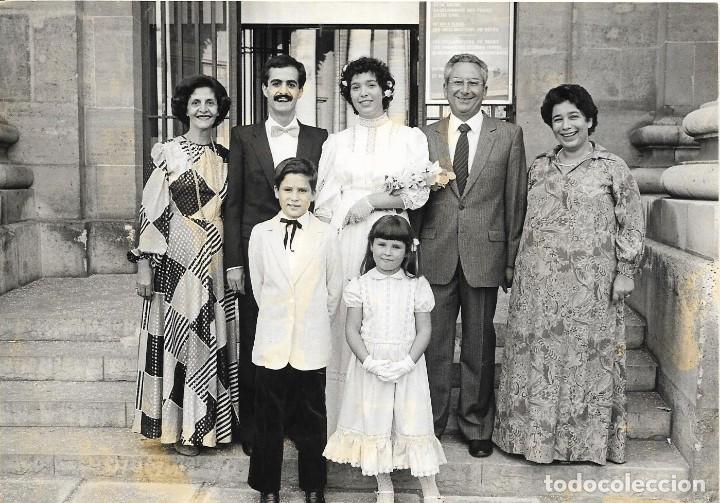Fotografia antiga: :::: AA119 - FOTOGRAFIA - PAREJA DE NOVIOS CON SUS FAMILIARES - 17,5 X 12,5 CM.