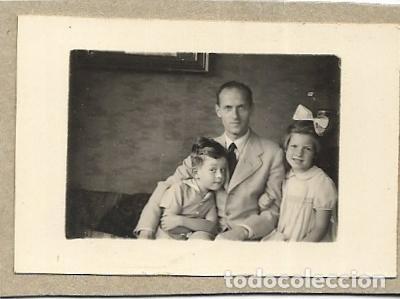 Fotografia antiga: == FP901 - FOTOGRADIA PEQUE&Ntilde;O FORMATO - SE&Ntilde;OR CON SUS NI&Ntilde;OS - 5 X 3,3 CM.