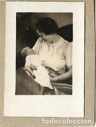 Fotografia antiga: == FP903 - FOTOGRADIA PEQUE&Ntilde;O FORMATO - SE&Ntilde;ORA CON UN BEB&Eacute; EN BRAZOS - 5 X 3,3 CM.