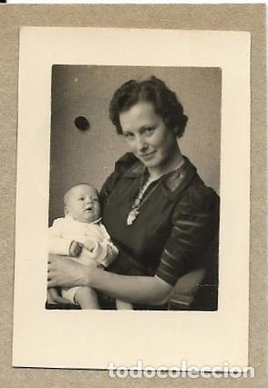 Fotografia antiga: == FP911 - FOTOGRADIA PEQUE&Ntilde;O FORMATO - SE&Ntilde;ORA CON UN BEB&Eacute; EN BRAZOS - 5 X 3,3 CM.