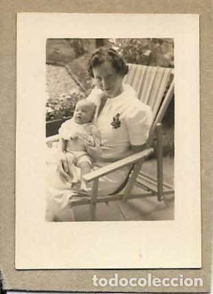 Fotografia antiga: == FP912 - FOTOGRADIA PEQUE&Ntilde;O FORMATO - SE&Ntilde;ORA CON UN BEB&Eacute; EN BRAZOS - 5 X 3,3 CM.