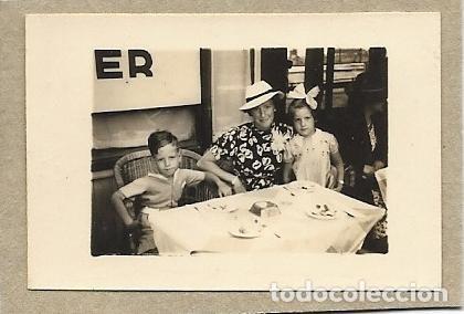 Fotografia antiga: == FP913 - FOTOGRADIA PEQUE&Ntilde;O FORMATO - SE&Ntilde;ORA CON SUS NI&Ntilde;OS - 5 X 3,3 CM.