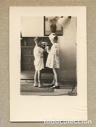 Fotografia antiga: == FP917 - FOTOGRADIA PEQUE&Ntilde;O FORMATO - PAREJA DE JOVENCITOS - 5 X 3,3 CM.