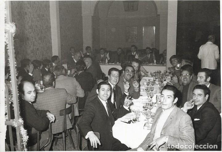 Fotografia antiga: :::: AA61 - FOTOGRAFIA - GRUPO DE SE&Ntilde;ORES EN UNA COMIDA - 17,5 X 12,5 CM.