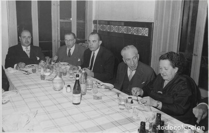 Fotografia antiga: :::: AA30 - FOTOGRAFIA - AMIGOS EN UNA COMIDA - 17 X 11 CM.
