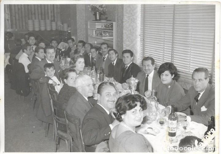 Fotografia antiga: *** P141 - FOTOGRAFIA - GRUPO DE GENTE EN UN BANQUETE - 16,5 X 12 CM.