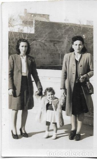 Fotograf&iacute;a antigua: == FP114 - FOTOGRAFIA PEQUE&Ntilde;O FORMATO - DOS SE&Ntilde;ORAS CON UNA NI&Ntilde;ITA - 7 X 4,5 CM.