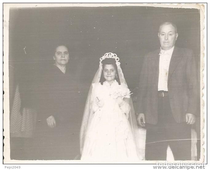 Fotograf&iacute;a antigua: :::: H113 - FOTOGRAFIA - BONITA NI&Ntilde;A DE PRIMERA COMUNION CON SUS FAMILIARES