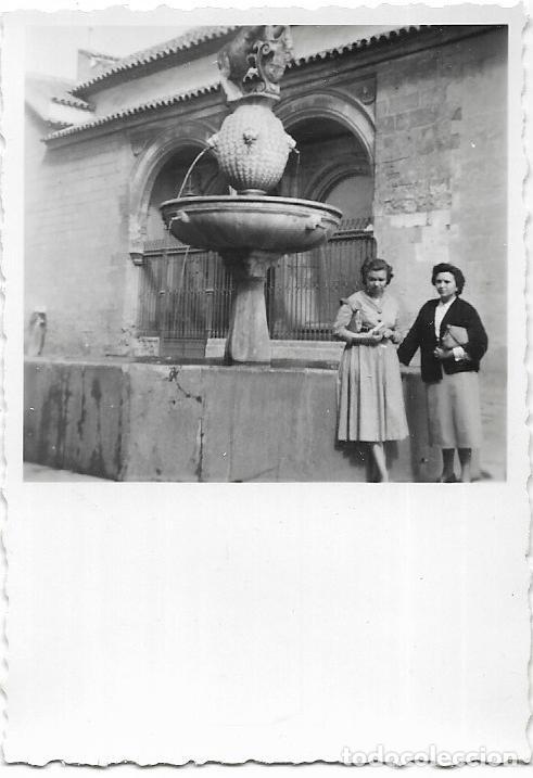 Fotograf&iacute;a antigua: == MM597 - FOTOGRAFIA - DOS AMIGAS JUNTO A UNA FUENTE