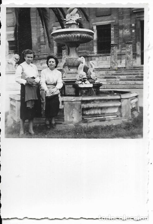 Fotograf&iacute;a antigua: == MM598 - FOTOGRAFIA - DOS AMIGAS JUNTO A UNA FUENTE