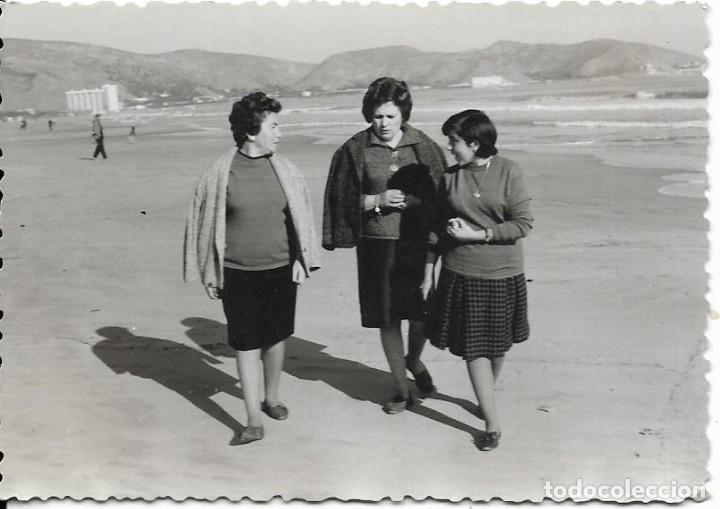 Fotograf&iacute;a antigua: == MM951 - FOTOGRAFIA - TRES AMIGAS DE PASEO