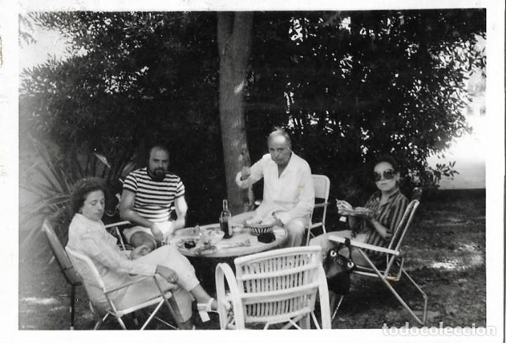 Fotograf&iacute;a antigua: == MM953 - FOTOGRAFIA - AMIGOS EN UNA COMIDA