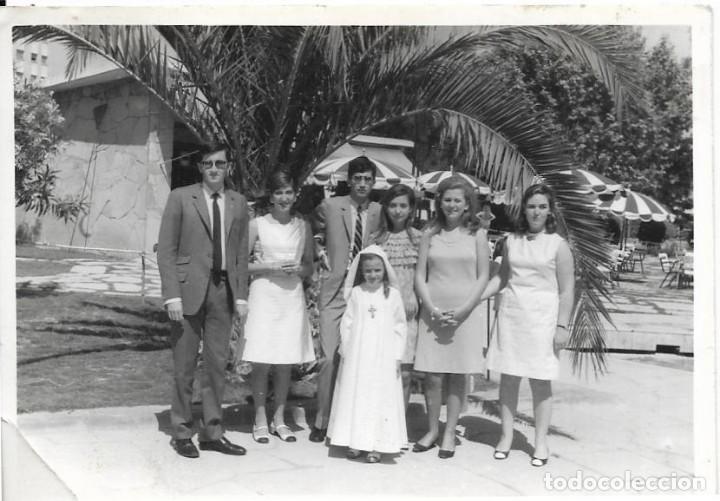 Fotograf&iacute;a antigua: == MM955 - FOTOGRAFIA - NI&Ntilde;A DE PRIMERA COMUNION CON SU FAMILIA