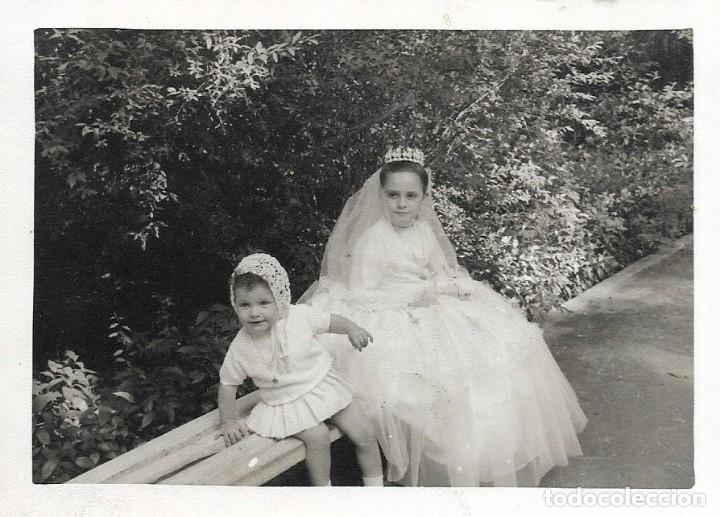 Fotograf&iacute;a antigua: == MM793 - FOTOGRAFIA - NI&Ntilde;A DE PRIMERA COMUNION CON SU HERMANITA