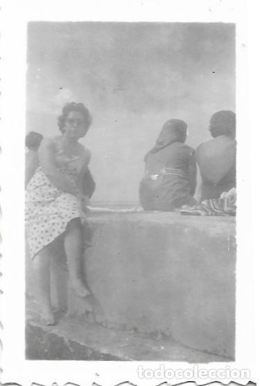 Fotograf&iacute;a antigua: == FP115 - FOTOGRAFIA PEQUE&Ntilde;O FORMATO - SE&Ntilde;ORA SENTADA EN UN MURO - 7 X 4,5 CM.