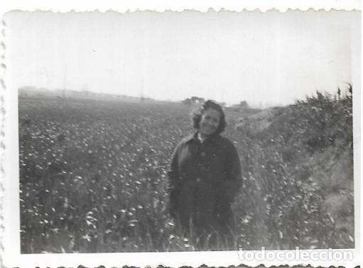 Fotograf&iacute;a antigua: == FP116 - FOTOGRAFIA PEQUE&Ntilde;O FORMATO - SE&Ntilde;ORA EN EL CAMPO - 6,5 X 4,5 CM.