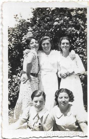 Fotograf&iacute;a antigua: == FP122 - FOTOGRAFIA PEQUE&Ntilde;O FORMATO - GRUPO DE AMIGAS - 6,8 X 4,5 CM.