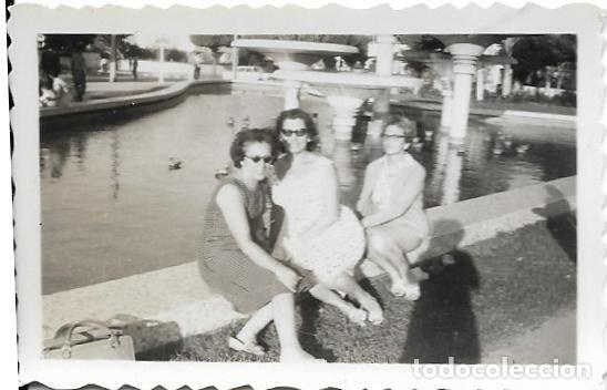 Fotograf&iacute;a antigua: == FP126 - FOTOGRAFIA PEQUE&Ntilde;O FORMATO - GRUPO DE AMIGAS - 6,8 X 4,5 CM.