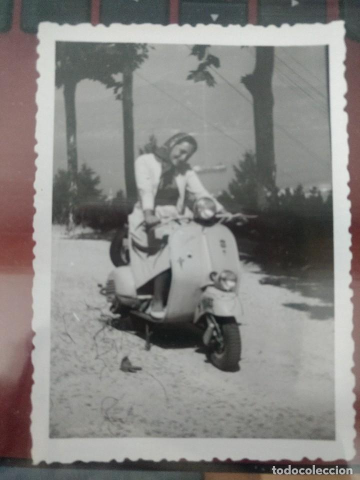 Fotograf&iacute;a antigua: Fotograf&iacute;a de mujer con moto vespa 10 x 7 cm