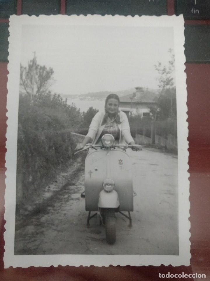 Fotograf&iacute;a antigua: Fotograf&iacute;a de mujer con moto vespa 10 x 7 cm