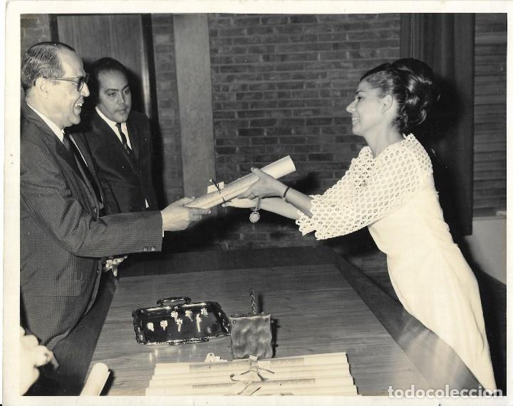 Fotograf&iacute;a antigua: == L31 - FOTOGRAFIA - JOVEN RECIBIENDO UN DIPLOMA - 25,5 X 20 CM.