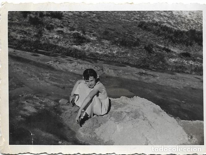 Fotograf&iacute;a antigua: == F118 - FOTOGRAFIA - JOVENCITA SENTADA EN UNA ROCA