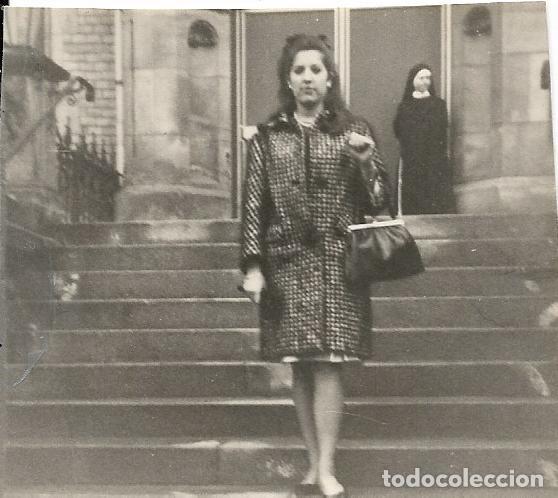 Photographie ancienne: == F142 - FOTOGRAFIA - SE&Ntilde;ORA BAJANDO UNA ESCALERA