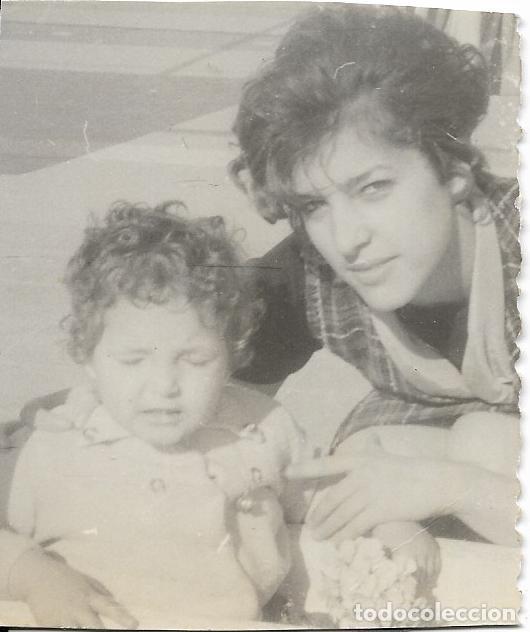 Photographie ancienne: == F143 - FOTOGRAFIA - JOVEN SE&Ntilde;ORA CON SU NI&Ntilde;ITA