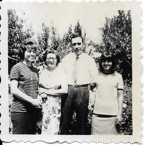 Photographie ancienne: == F144 - FOTOGRAFIA - GRUPO FAMILIAR - 6 X 6 CM.