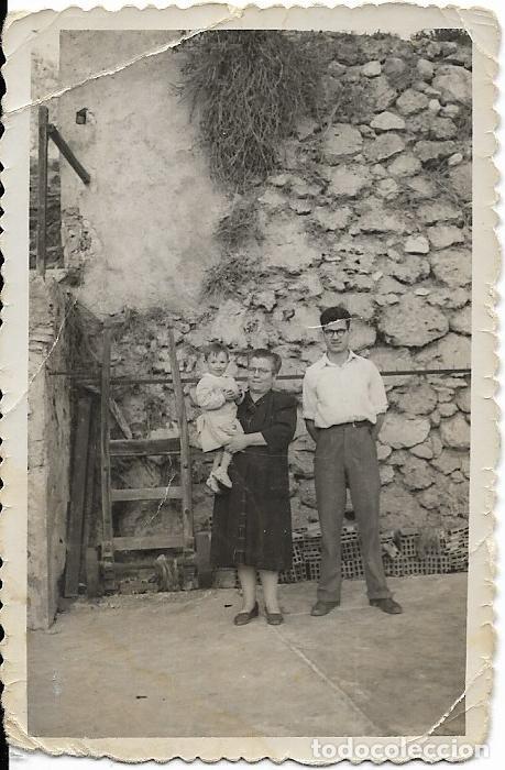 Photographie ancienne: == F164 - FOTOGRAFIA - SE&Ntilde;ORA CON UN JOVEN Y UNA NI&Ntilde;ITA EN BRAZOS